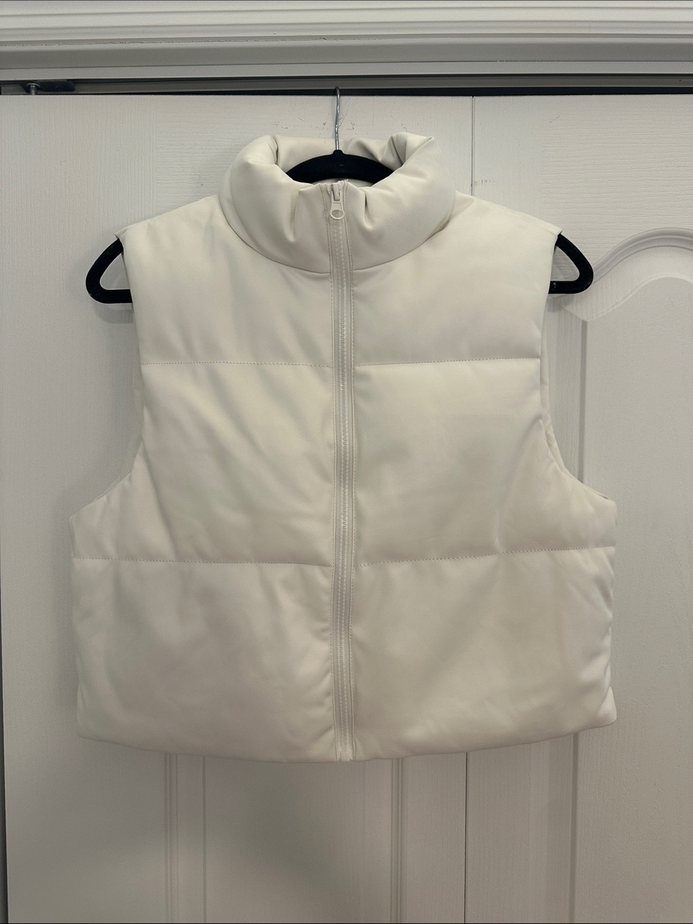Cropped Puffer Vest in White